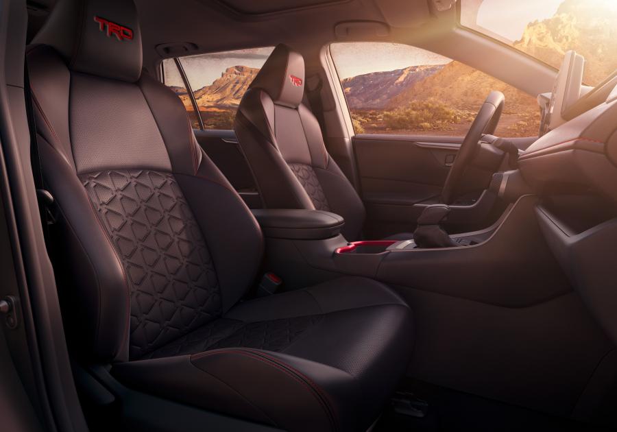 Интерьер Toyota RAV4 TRD Off Road 2019 года  (NA) (фото 3 из 40)